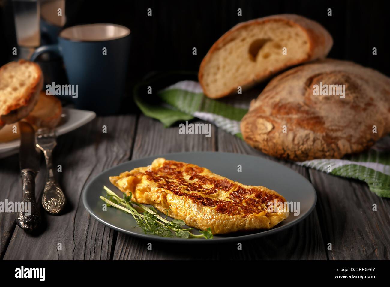 Frisches französisches Omelett mit frischen Erbsensprossen. Vegetarische Gerichte Stockfoto