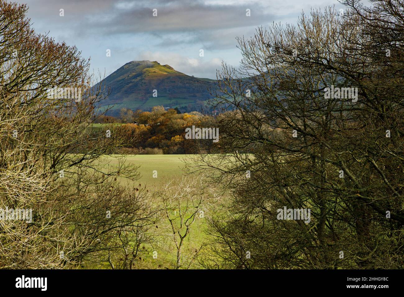 Shropshire Hills, AONB, Long Mynd in der Nähe von Church Stretton. Landschaft mit Caradoc in der Ferne. Stockfoto