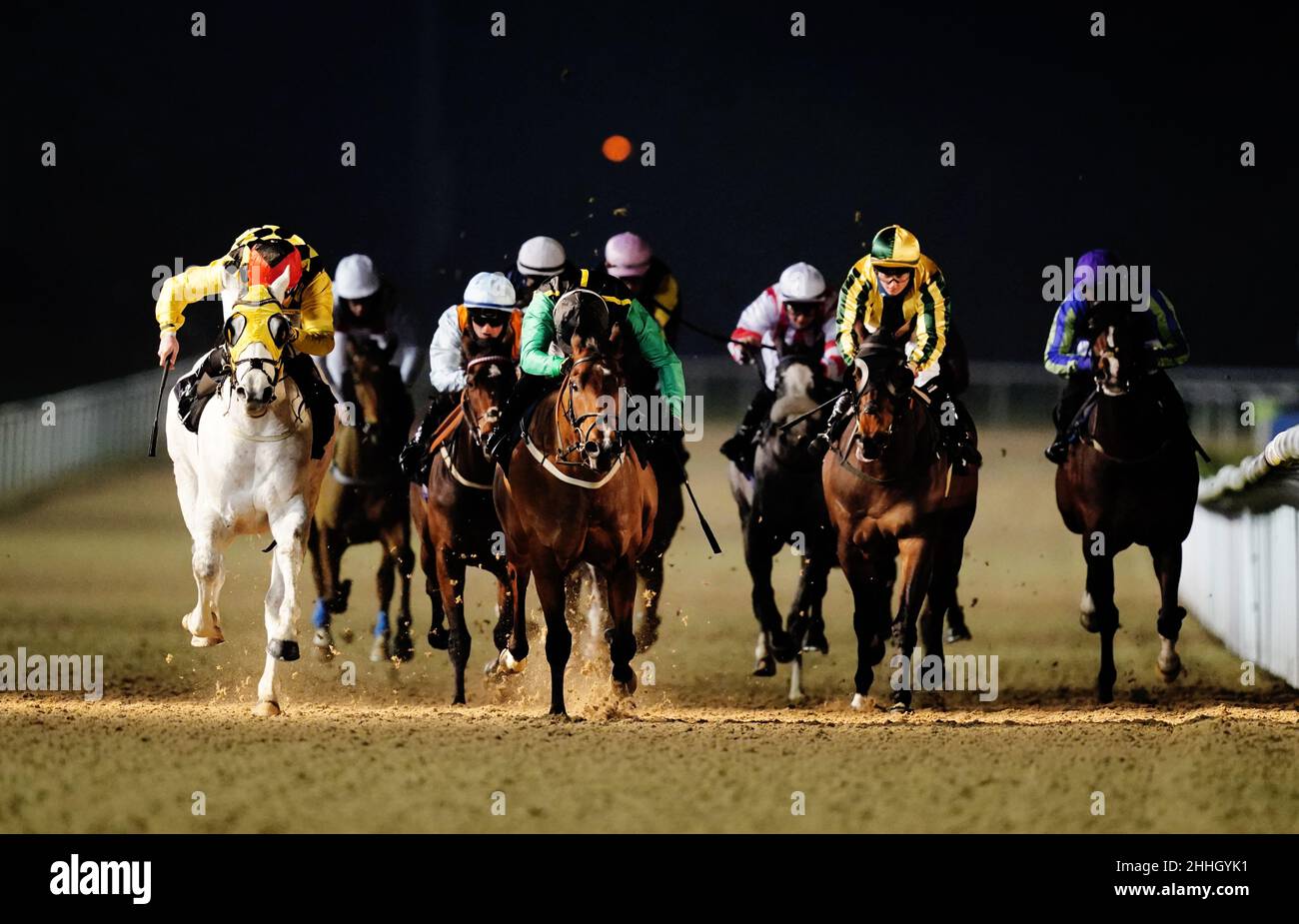 Major Gatsby mit Liam Browne (links) gewinnt die Play Coral Racing-Super-Series for Free Handicap (Div 2) auf der Rennbahn Wolverhampton. Bilddatum: Montag, 24. Januar 2022. Stockfoto