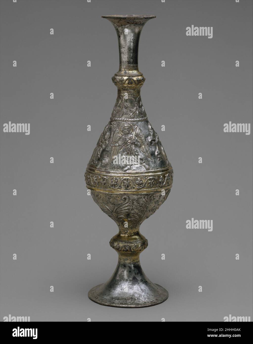 Flasche mit der Anbetung der Könige 500s Byzantiner der Erzengel Gabriel schreitet voran und führt die drei Weisen, die Geschenke für das Christuskind tragen, das im Schoß seiner Mutter sitzt, dramatisch an. Der einzige Text, der den Erzengel als ihren Führer beschreibt, ist das armenische Kindschaftspilo, ein populäres frühes Buch, das die Beschreibungen des Evangeliums vom frühen Leben Christi ausarbeitet. Der Stern, der die Könige nach Bethlehem führt, erscheint im Evangelium (Matthäus 2:1-12) über dem Haupt des Christkindes. Solche Kolben können als Behälter in einer Kirche verwendet worden sein. Darstellungen der Magi sind häufig rep Stockfoto