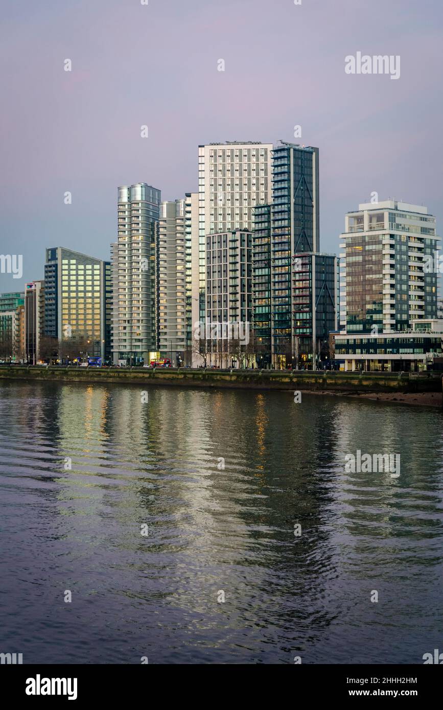 Neue Wohnanlagen mit modernen Hochhäusern am Albert Embankment, Vauxhall, London, England, Großbritannien Stockfoto