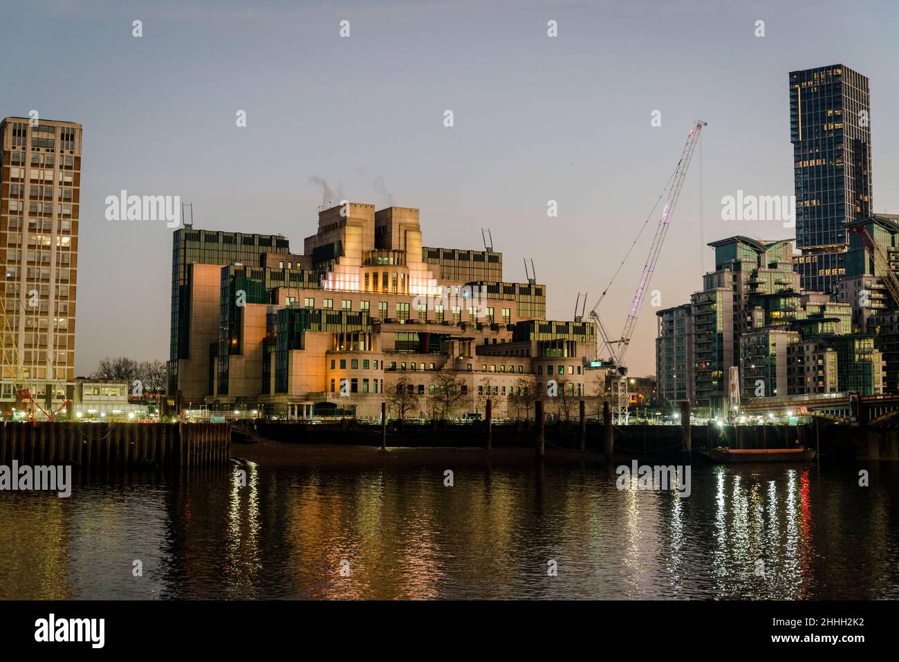 MI6 Zentrale in der Nacht am Albert Embankment, Vauxhall, London, England, Großbritannien Stockfoto