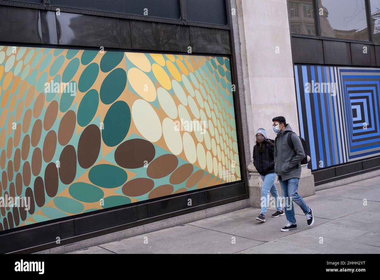 Die Menschen passieren Kunstwerke von Victor Vasarely, die