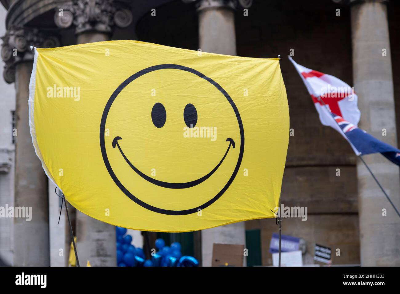World Wide Rally for Freedom Smiley Face flag in Central London, um gegen die Pläne der Regierungen zu protestieren, die für verpflichtende Covid-Impfungen für alle NHS-Arbeiter an vorderster Front geplant sind, die am 22nd. Januar 2022 in London, Großbritannien, in Kraft treten sollen. NHS-Mitarbeiter, die gegen das Mandat vorgehen und Impfjabs ablehnen, könnten sich dem Sack stellen. Die World Wide Demonstration oder World Wide Rally for Freedom ist eine internationale Protestveranstaltung der Gemeinschaft, bei der die Bürger gegen Einschränkungen im Zusammenhang mit dem Coronavirus in ihren Ländern vorgehen. Stockfoto