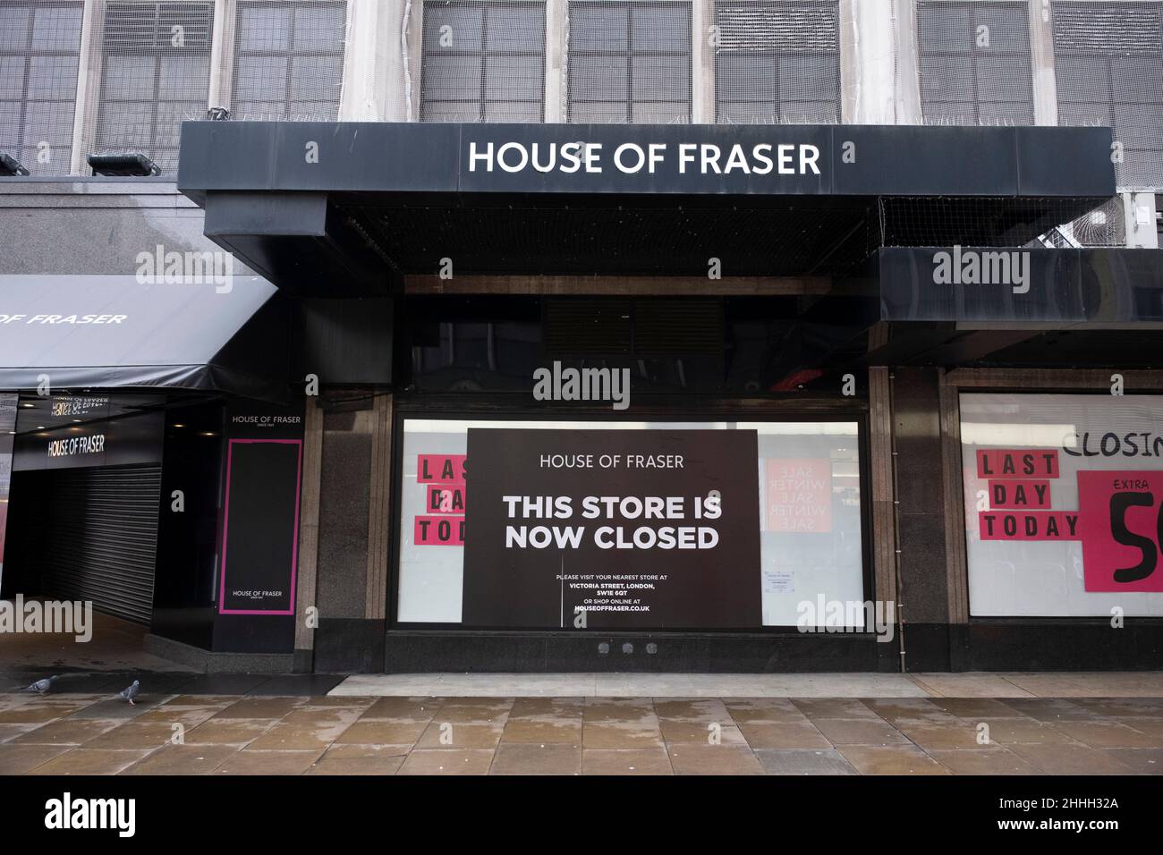 Das Fraser-Flagship-Kaufhaus in der Oxford Street schließt am 21st. Januar 2022 das Schild in London, Großbritannien. Das Geschäft schloss im Januar 2022, was zusammen mit anderen Schließungen zu einem Rückgang der Kette auf 41 Geschäfte führen würde. Stockfoto