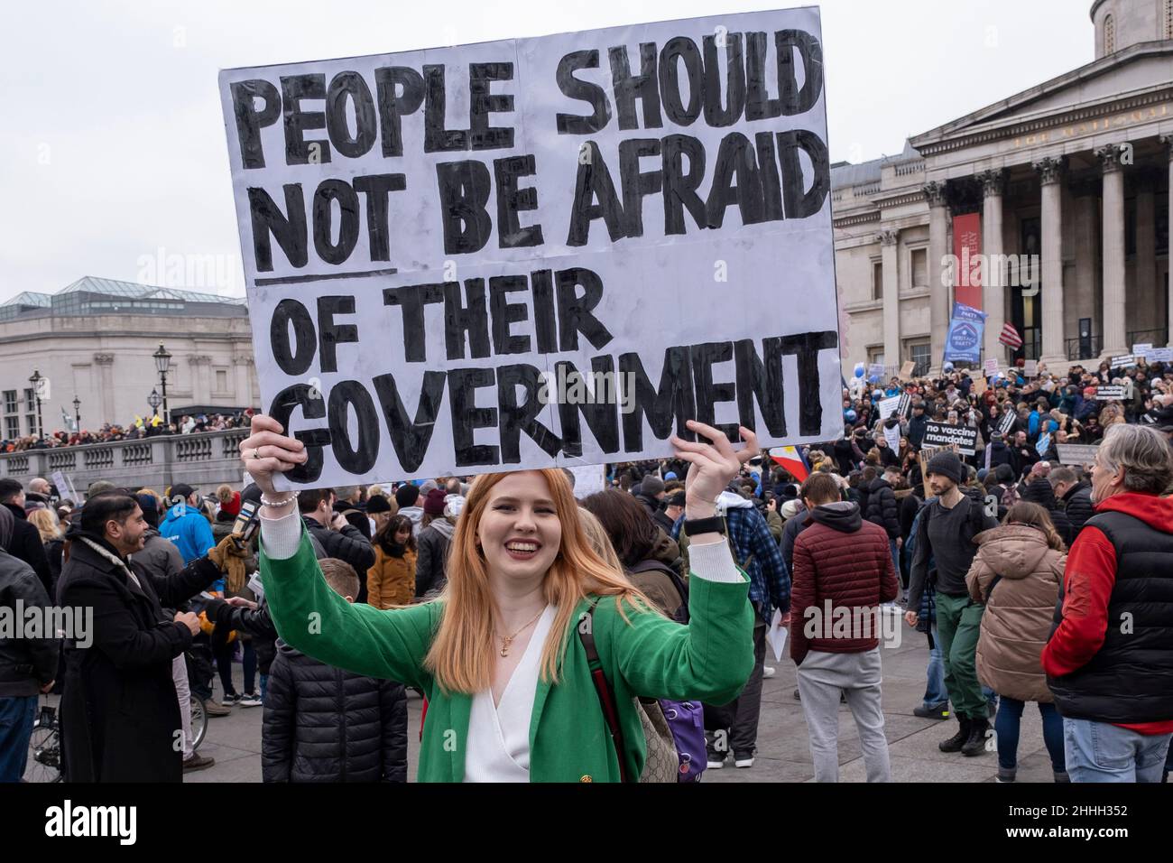 Die weltweite Kundgebung für Freiheit Demonstranten versammeln sich auf dem Trafalgar Square, um gegen die Pläne der Regierungen zu protestieren, die für alle NHS-Arbeiter an vorderster Front verbindliche Covid-Impfungen vorgesehen sind, die am 22nd. Januar 2022 in London, Großbritannien, in Kraft treten sollen. NHS-Mitarbeiter, die gegen das Mandat vorgehen und Impfjabs ablehnen, könnten sich dem Sack stellen. Die World Wide Demonstration oder World Wide Rally for Freedom ist eine internationale Protestveranstaltung der Gemeinschaft, bei der die Bürger gegen Einschränkungen im Zusammenhang mit dem Coronavirus in ihren Ländern vorgehen. Stockfoto