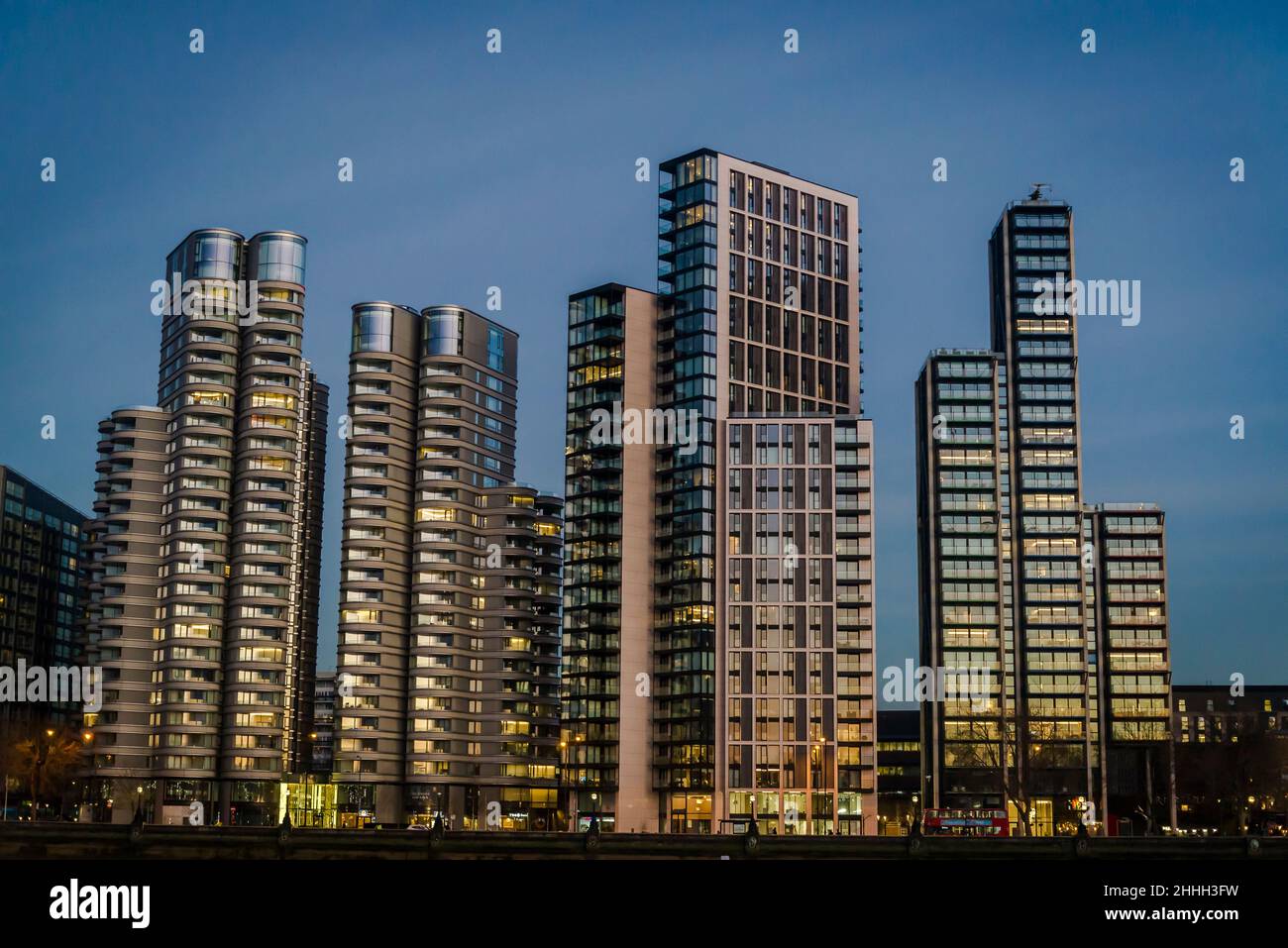 Neue Wohnanlagen mit modernen Hochhäusern am Albert Embankment, Vauxhall, London, England, Großbritannien Stockfoto