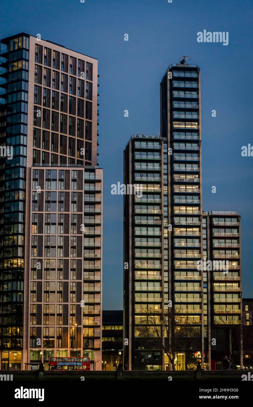Neue Wohnanlagen mit modernen Hochhäusern am Albert Embankment, Vauxhall, London, England, Großbritannien Stockfoto