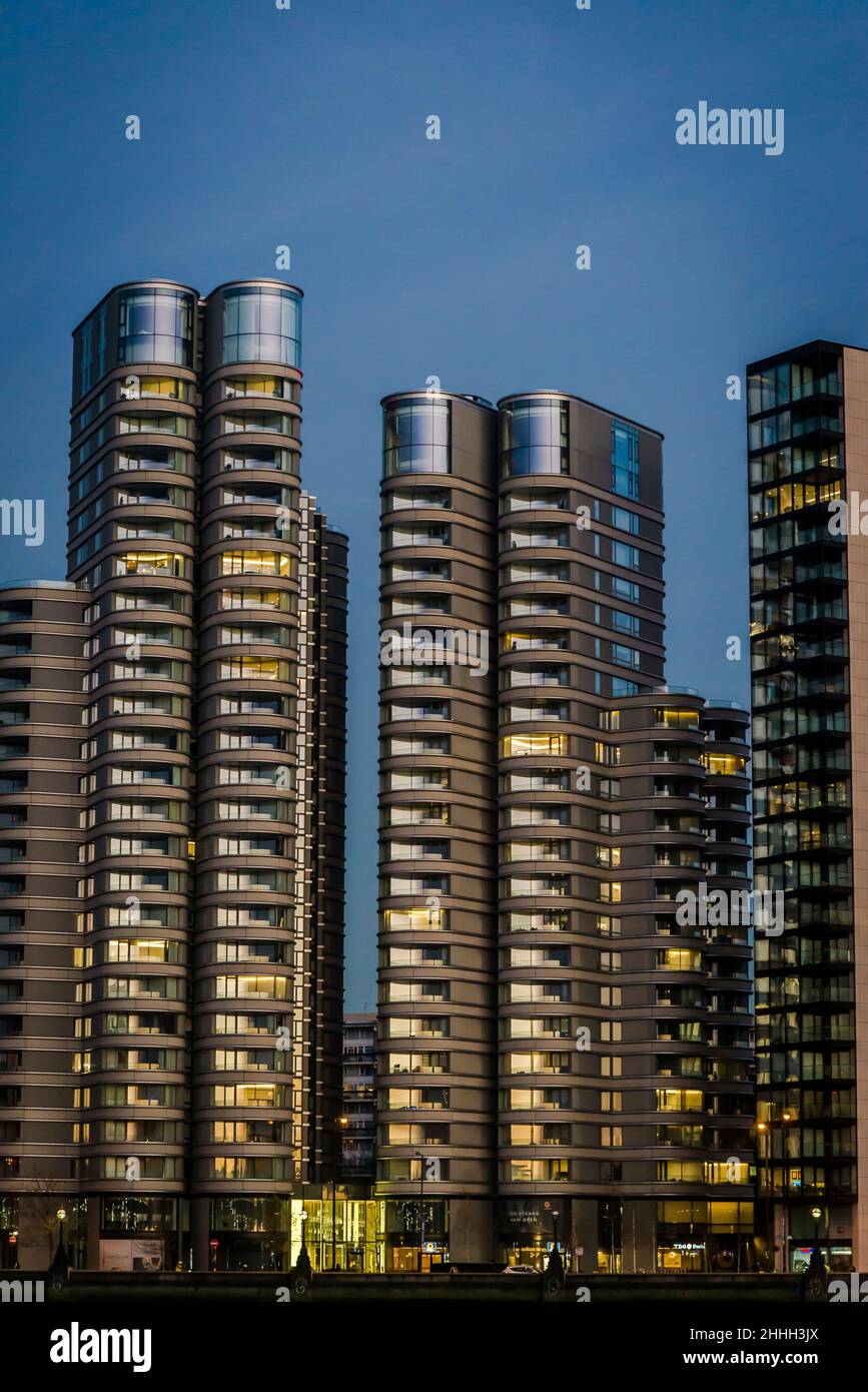 Neue Wohnanlagen mit modernen Hochhäusern am Albert Embankment, Vauxhall, London, England, Großbritannien Stockfoto
