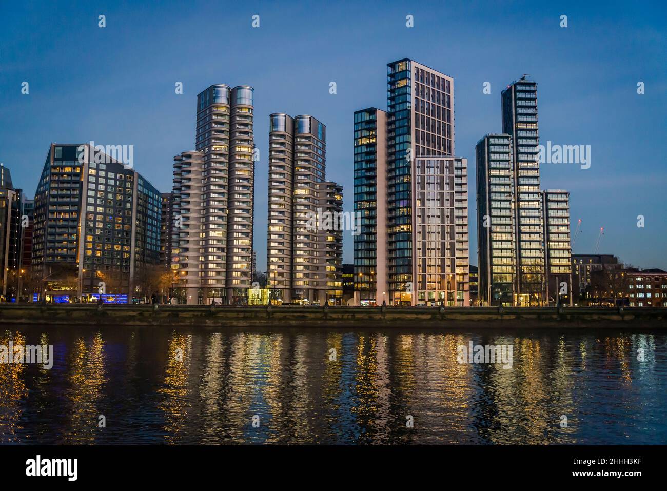 Neue Wohnanlagen mit modernen Hochhäusern am Albert Embankment, Vauxhall, London, England, Großbritannien Stockfoto