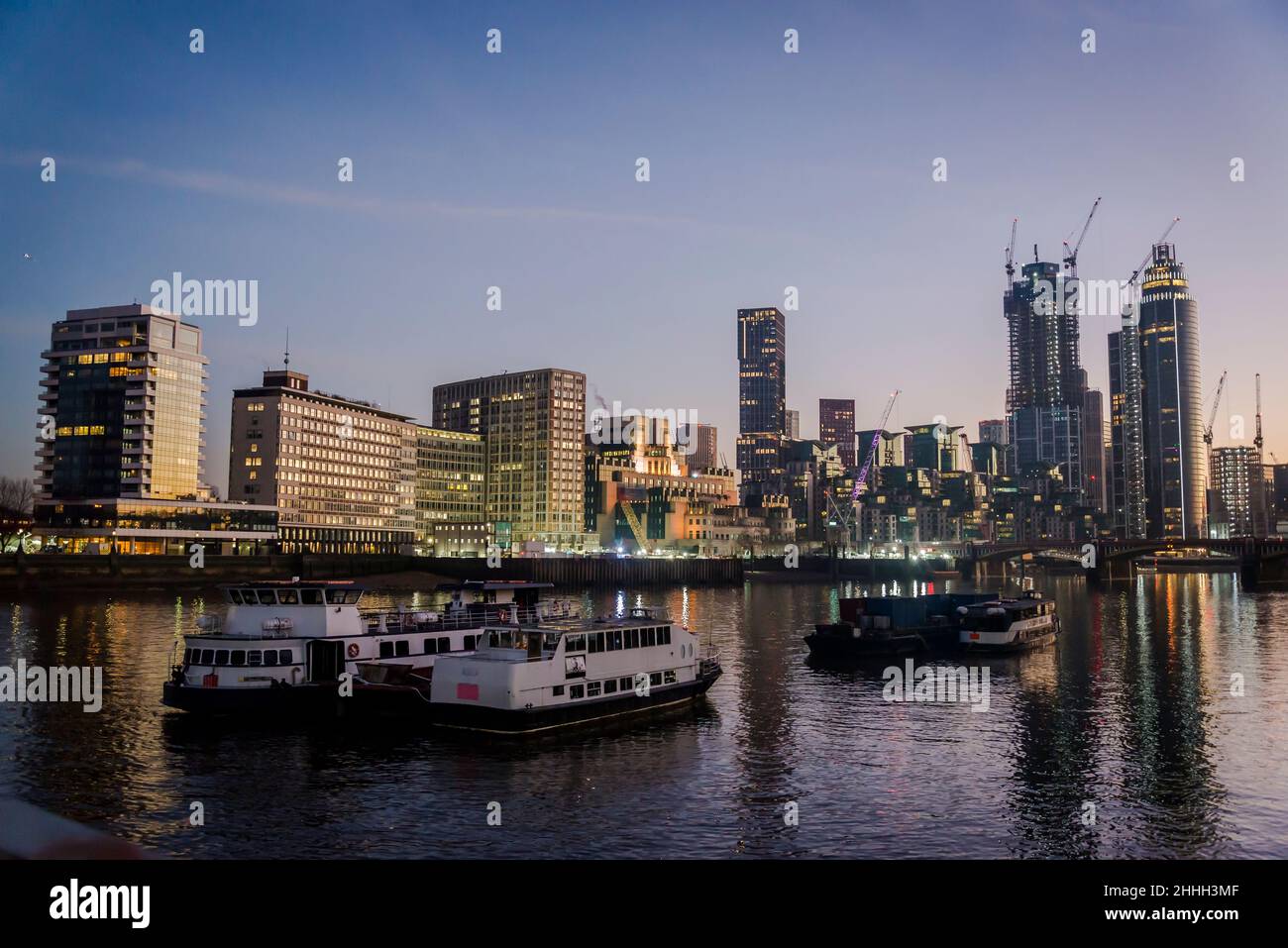 Neue Wohnanlagen mit modernen Hochhäusern am Albert Embankment, Vauxhall, London, England, Großbritannien Stockfoto