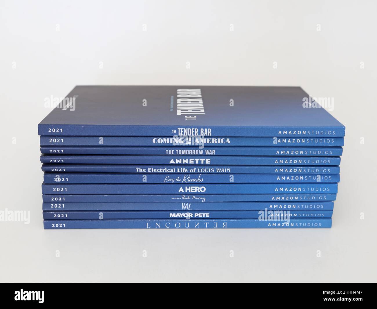 Während der Saison-Kampagne für eure Auszeichnungen im Geschäftsjahr 2022 wird ein Stapel von DVD-Hüllen für Filme gezeigt, die von Amazon Studios im Jahr 2021 veröffentlicht wurden. Stockfoto