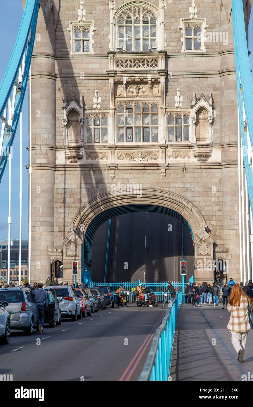 Tower Bridge mit angehobener Brücke, Themse, London Stockfoto