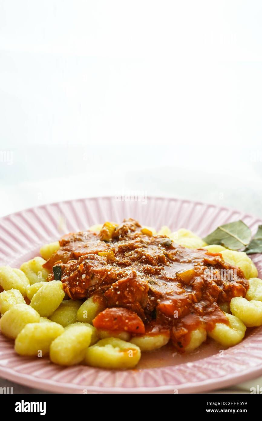 Teller mit frischer Gnocchi mit Tomatensauce und geriebenem Parmesankäse Stockfoto
