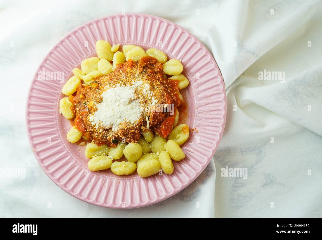 Teller mit frischer Gnocchi mit Tomatensauce und geriebenem Parmesankäse Stockfoto