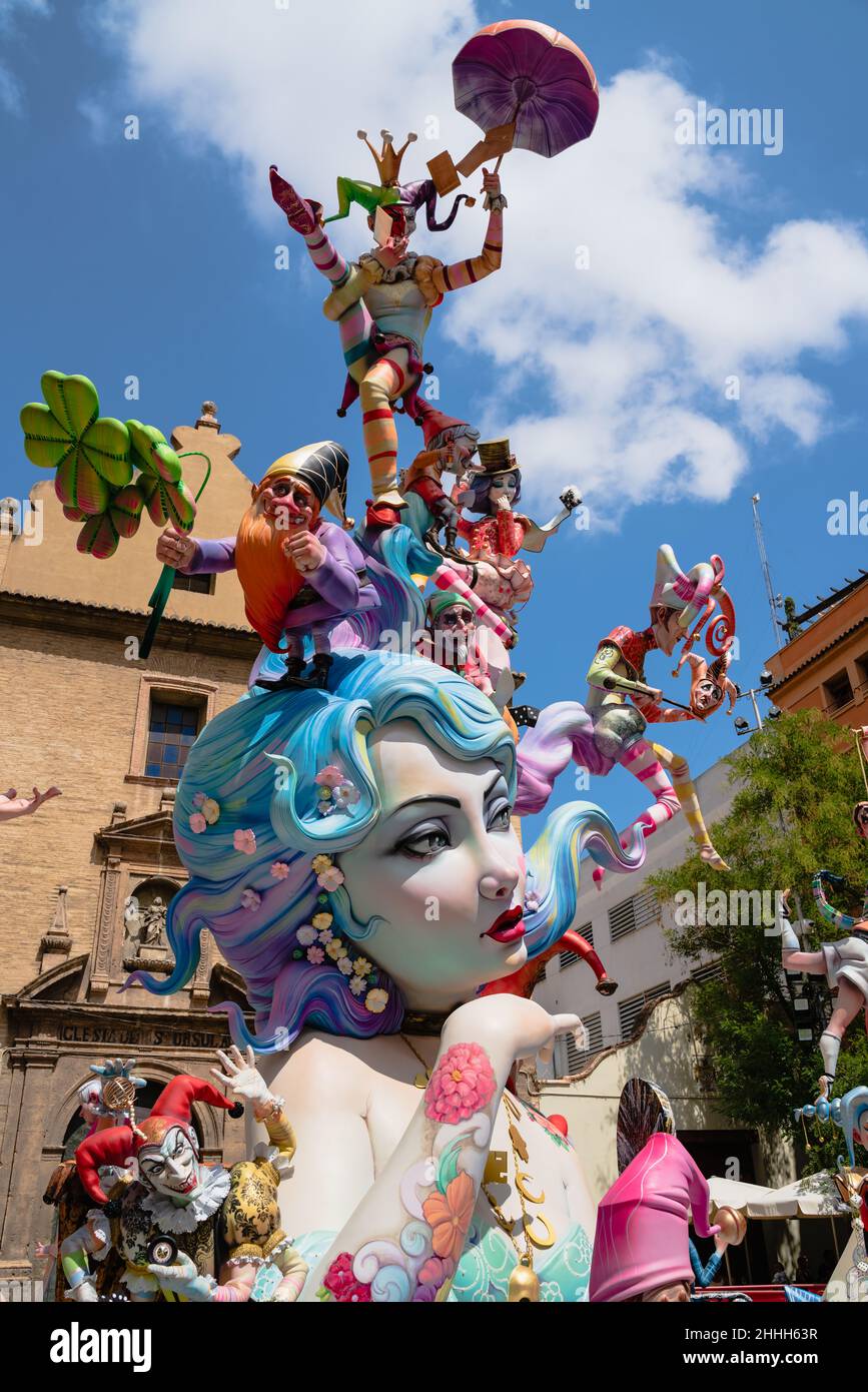 Valencia, Spanien - 4. September 2021: 'Fallas' Figureninstallation mit dem Thema Casino, Spiel und Glücksspiel, entworfen von 'Fransisco Torres Josa' bei 'Pl Stockfoto