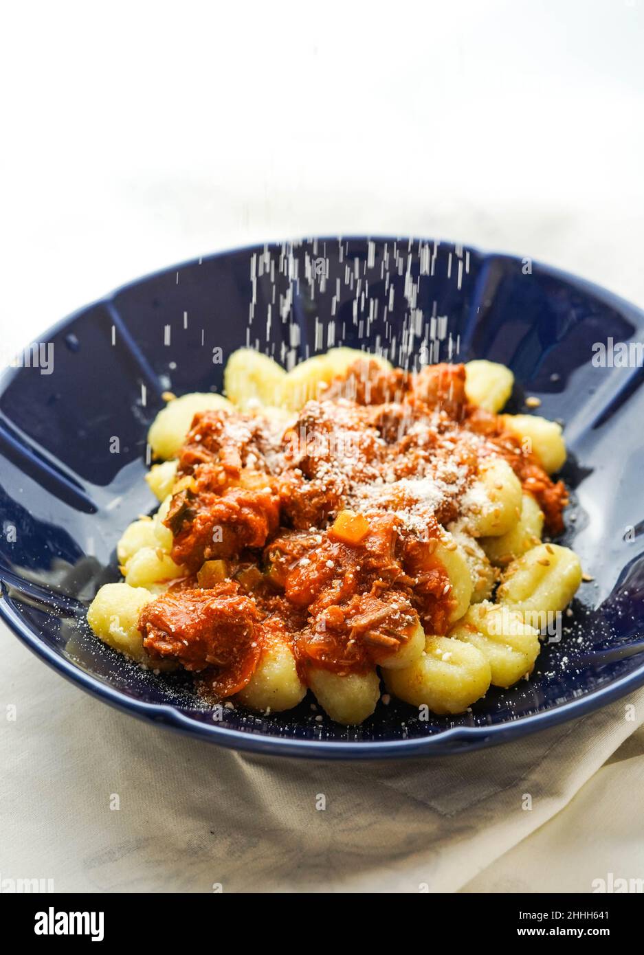 Teller mit frischer Gnocchi mit Tomatensauce und geriebenem Parmesankäse Stockfoto