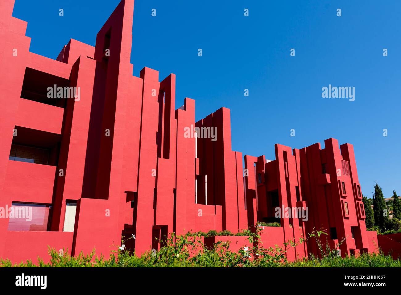 Calpe, Spanien - 19. Juli 2021: Das postmoderne Gebäude 'La Muralla Roja', die rote Mauer, vom Architekten Ricardo Bofill Stockfoto