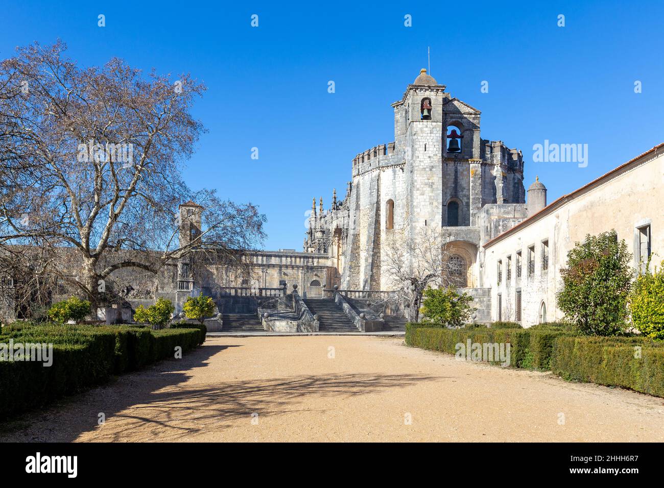 Das Kloster Christi oder Convento de Cristo ist ein kunstvoll gemeißeltes römisch-katholisches Kloster im manuelinischen Stil auf einem Hügel in Tomar, Portugal. Stockfoto