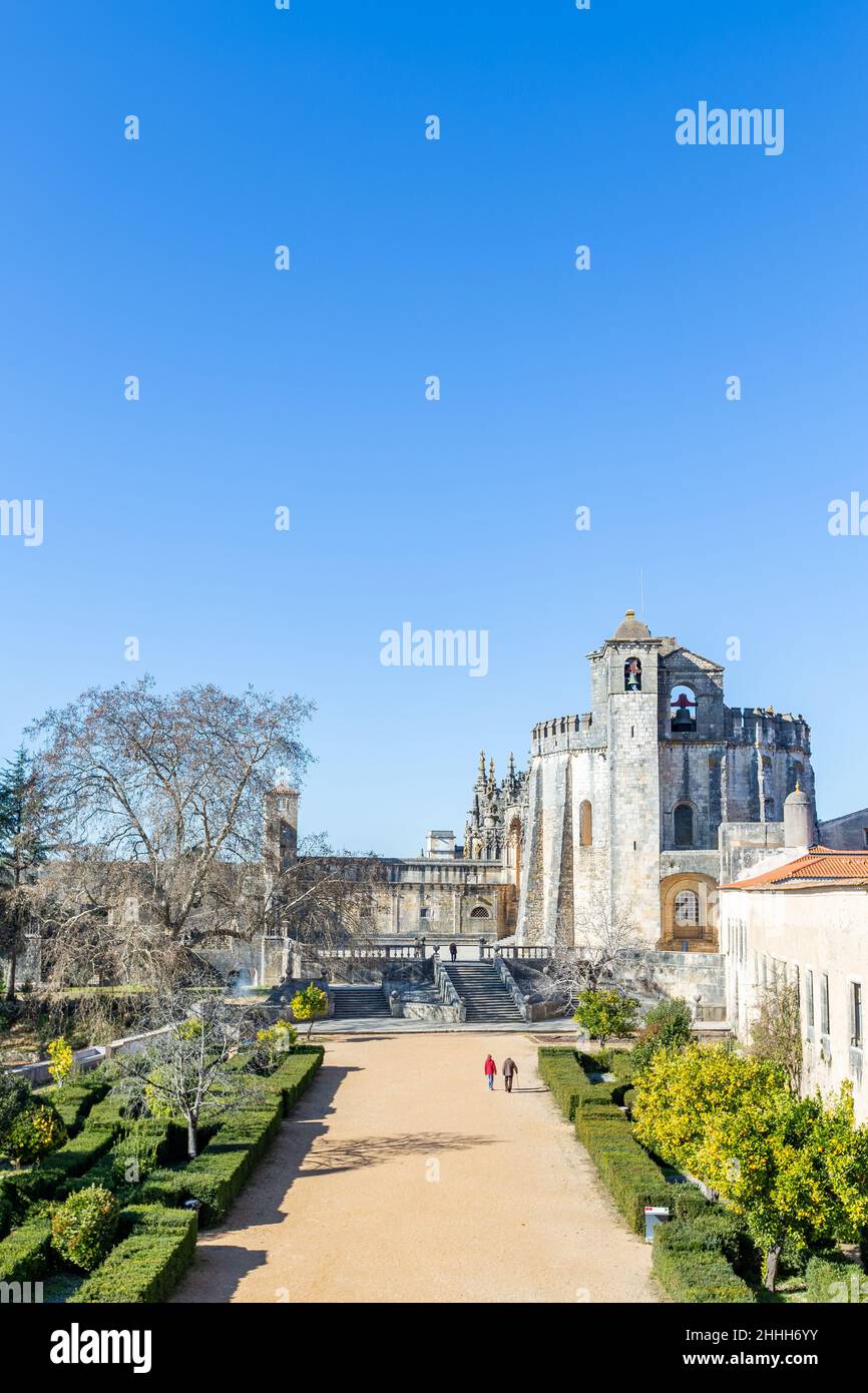 Das Kloster Christi oder Convento de Cristo ist ein kunstvoll gemeißeltes römisch-katholisches Kloster im manuelinischen Stil auf einem Hügel in Tomar, Portugal. Stockfoto