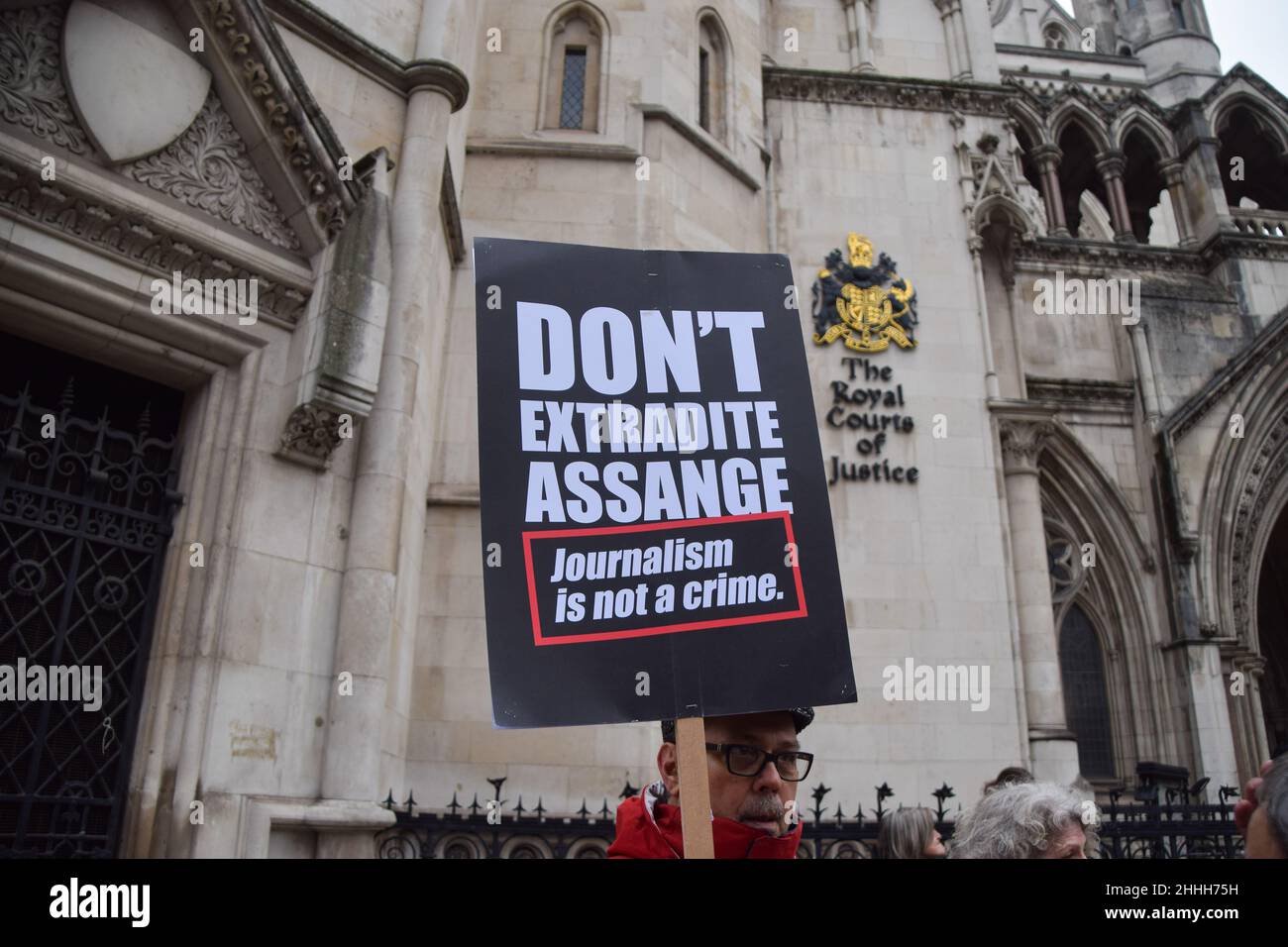 London, Großbritannien. 24th. Januar 2022. Demonstranten versammelten sich vor den Königlichen Gerichtshöfen zur Unterstützung von Julian Assange, als der WikiLeaks-Gründer die erste Stufe des Appells gegen seine Auslieferung an die USA gewann. Stockfoto