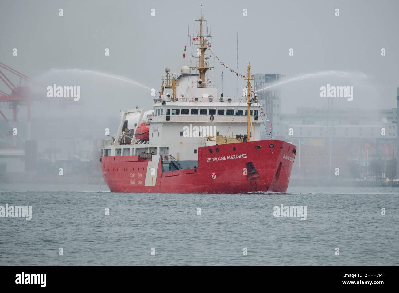 Halifax, Nova Scotia, Kanada. 24th. Januar 2022. Die CCGS Sir William Alexander begleiteten das Schiff, als es ein letztes Mal in den Hafen von Halifax einfährt. Stockfoto