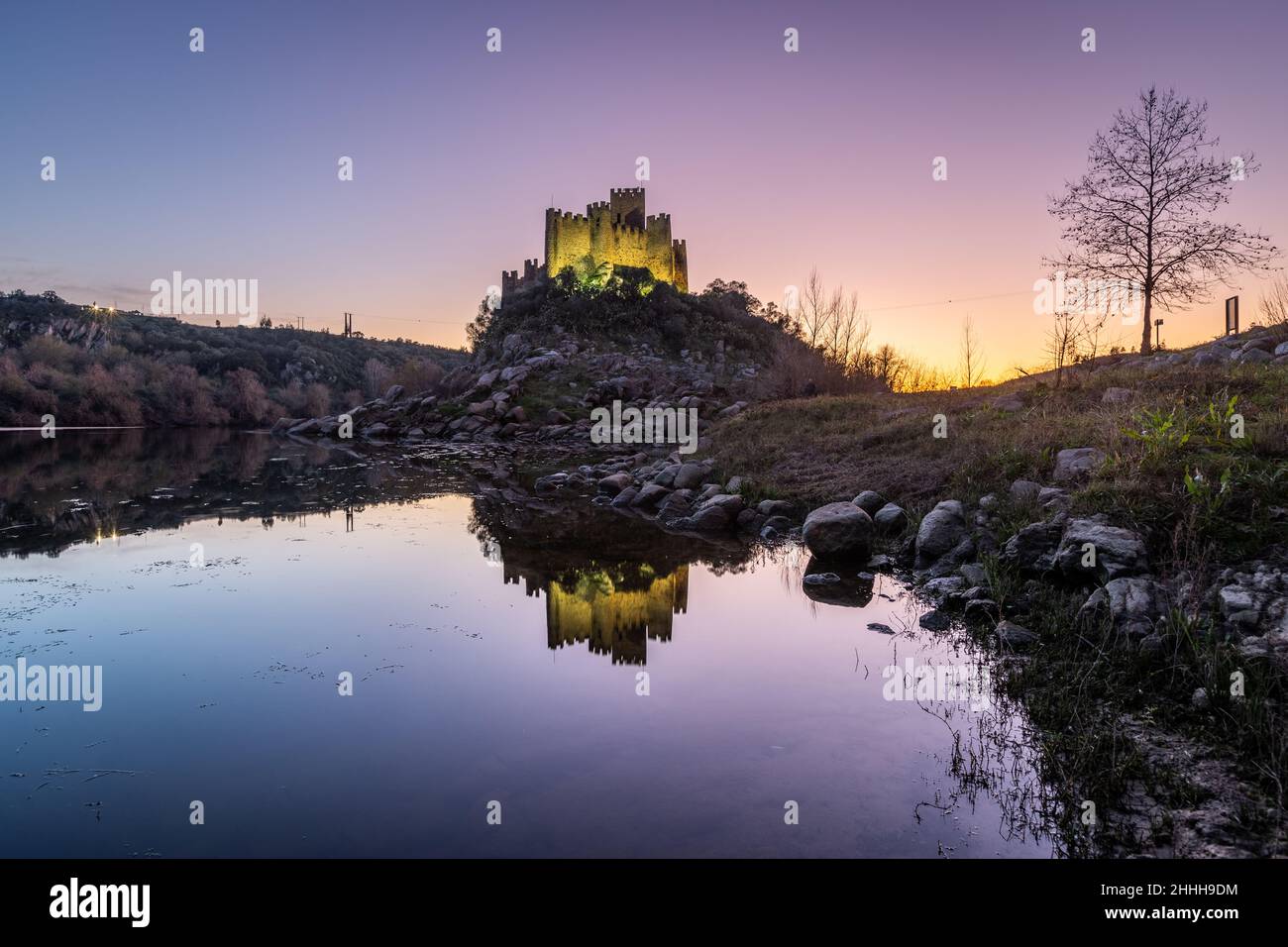 Blick auf das schöne Schloss Almourol auf einer kleinen Insel Stockfoto