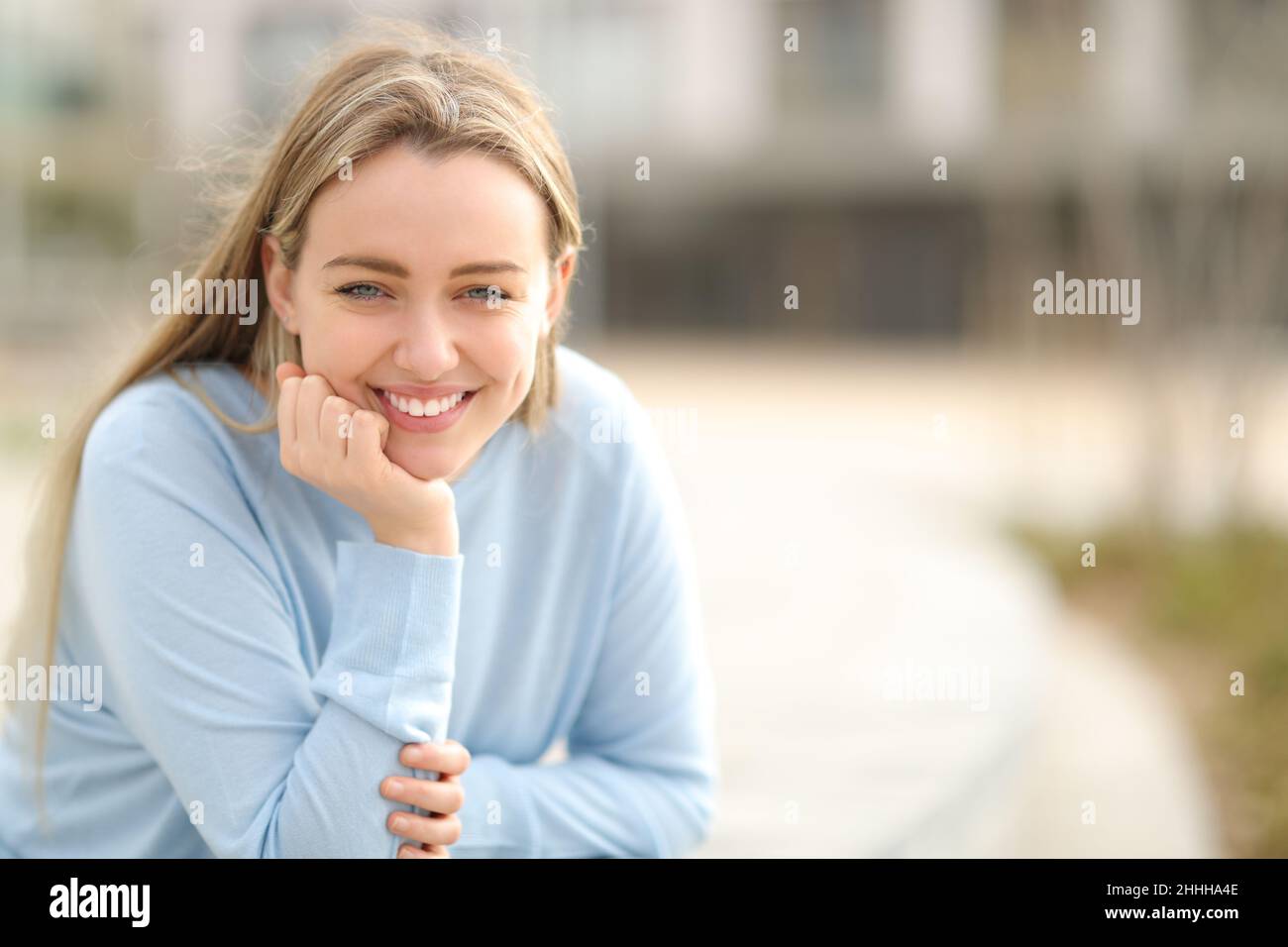 Porträt eines glücklichen Teenagers, der auf der Straße mit Kopierfläche die Kamera anschaut Stockfoto