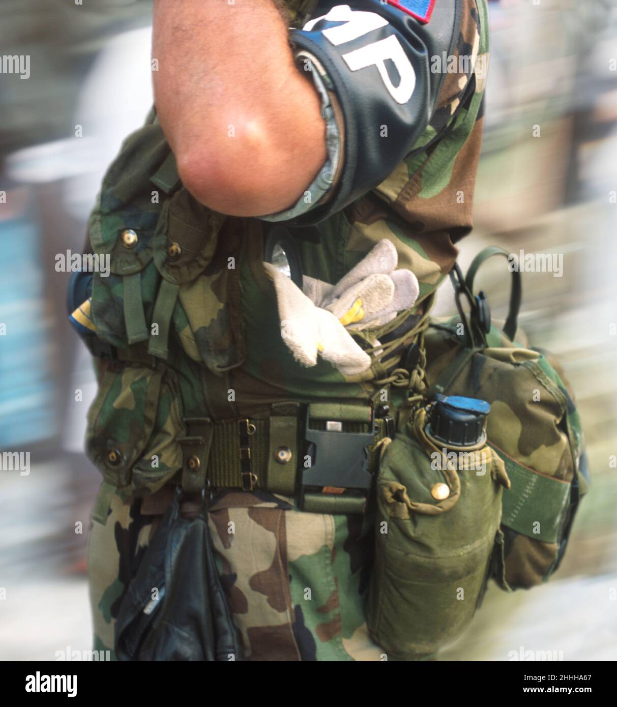 MP salutiert. MP National Guard US Army Militärpolizei Armband. Soldat steht vor der Tür, Kampfbereitschaft und Dienst in Tarnkleidung. Stockfoto
