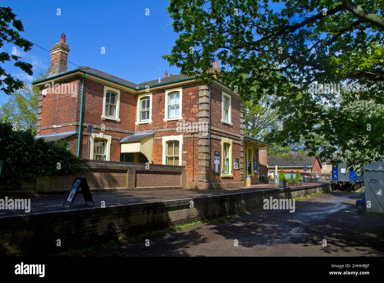 Der ehemalige Bahnhof in Rayne in Essex. Jetzt ein Café auf einem Fuß-und Radweg bekannt als die Flitch Way. Stockfoto