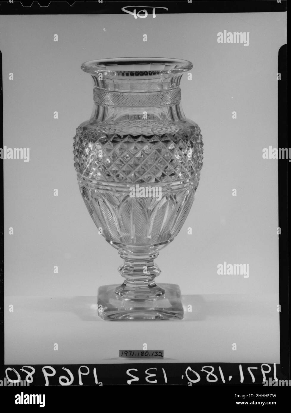 Vase ca. 1825 Französisch. Vase. Französisch. Ca. 1825. Geschnittenes geblasenes Glas. Hergestellt in Frankreich Stockfoto