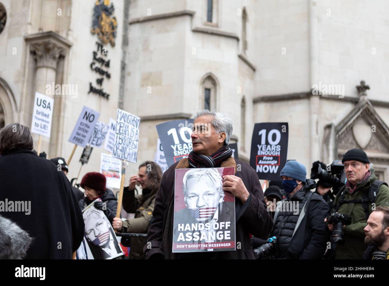 Ein Protestler sah, wie er ein Plakat mit der Aufschrift „Hände weg von Assange“ hielt. Schieß nicht auf den Boten'.der britische Oberste Gerichtshof hat Julian Assange die Erlaubnis erteilt, seine Berufung beim Obersten Gerichtshof des Vereinigten Königreichs einzulegen, weil der Fall wichtige rechtliche Aspekte aufwarf, die für die breite Öffentlichkeit von rechtlicher Bedeutung sind. Stella Moris, die Verlobte von Julian Assange, erschien vor den königlichen Gerichtshöfen, um eine Erklärung abzugeben, in der die jüngste Entscheidung bekanntgegeben wurde. Im Dezember 2021 entschied der Oberste Gerichtshof, dass Assange an die USA ausgeliefert werden kann, wo er verschiedene Verbrechen gemäß dem Spionagegesetz angeklagt wurde. (Foto von Belinda Jiao Stockfoto
