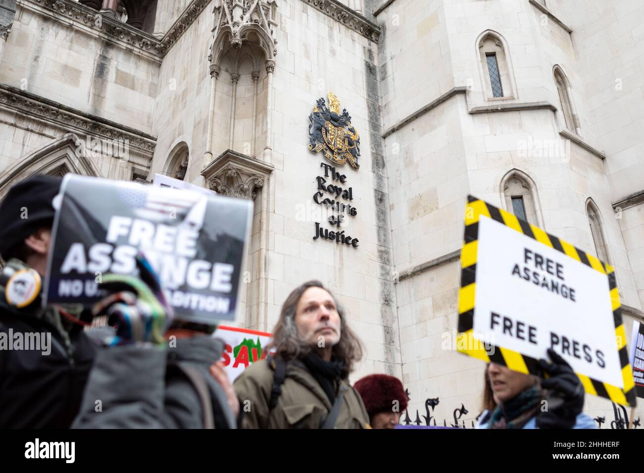 Die Demonstranten sahen Plakate mit den Aufschrift "Free Assange" und "Free Assange, Free Press".der britische Oberste Gerichtshof hat Julian Assange die Erlaubnis erteilt, seine Berufung beim Obersten Gerichtshof des Vereinigten Königreichs einzulegen, mit der Begründung, dass der Fall für die breite Öffentlichkeit wichtige rechtliche Aspekte aufwarf. Stella Moris, die Verlobte von Julian Assange, erschien vor den königlichen Gerichtshöfen, um eine Erklärung abzugeben, in der die jüngste Entscheidung bekanntgegeben wurde. Im Dezember 2021 entschied der Oberste Gerichtshof, dass Assange an die USA ausgeliefert werden kann, wo er verschiedene Verbrechen gemäß dem Spionagegesetz angeklagt wurde. (Foto von Belinda Jiao/S Stockfoto