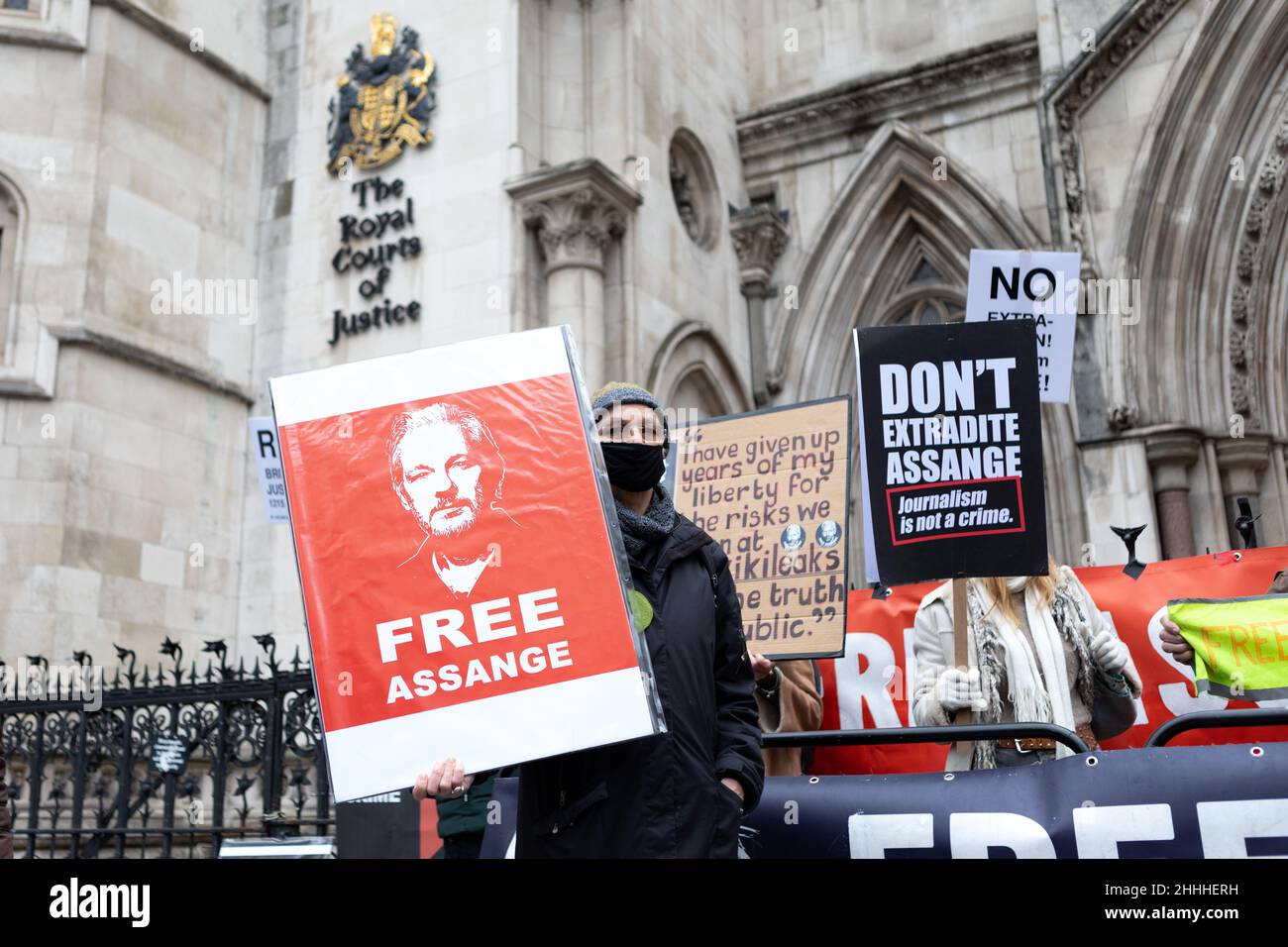 Ein Protestler sah, wie er ein Plakat mit der Aufschrift „Free Assange“ mit einem Porträt von Assange auf der Oberseite hielt.der britische Oberste Gerichtshof gewährte Julian Assange die Erlaubnis, seine Berufung beim Obersten Gerichtshof des Vereinigten Königreichs einzulegen. Mit der Begründung, dass der Fall für die breite Öffentlichkeit wichtige rechtliche Fragen aufwarf. Stella Moris, die Verlobte von Julian Assange, erschien vor den königlichen Gerichtshöfen, um eine Erklärung abzugeben, in der die jüngste Entscheidung bekanntgegeben wurde. Im Dezember 2021 entschied der Oberste Gerichtshof, dass Assange an die USA ausgeliefert werden kann, wo er verschiedene Verbrechen gemäß dem Spionagegesetz angeklagt wurde. (Foto von Bel Stockfoto
