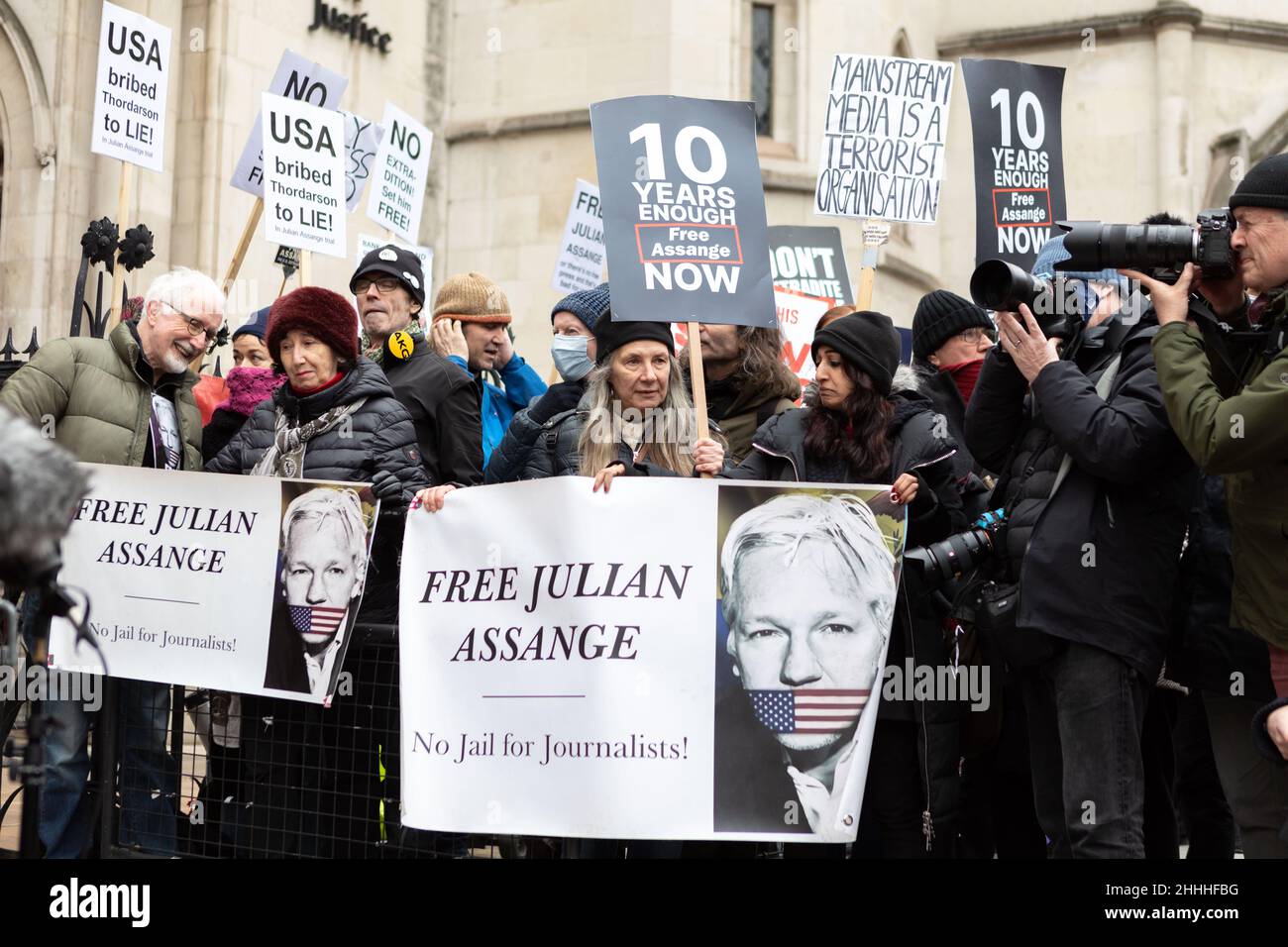 Die Anhänger von Julian Assange sahen ein Banner mit der Aufschrift „befreit Julian Assange. Kein Gefängnis für Journalisten!“ Und Plakate mit der Aufschrift „10 Jahre genug. Free Assange Now!'.der britische Oberste Gerichtshof hat Julian Assange die Erlaubnis erteilt, seine Berufung beim Obersten Gerichtshof des Vereinigten Königreichs einzulegen, weil der Fall wichtige rechtliche Aspekte aufwarf, die für die breite Öffentlichkeit von rechtlicher Bedeutung sind. Stella Moris, die Verlobte von Julian Assange, erschien vor den königlichen Gerichtshöfen, um eine Erklärung abzugeben, in der die jüngste Entscheidung bekanntgegeben wurde. Im Dezember 2021 entschied der Oberste Gerichtshof, dass Assange an die USA, wo er sich befand, ausgeliefert werden kann Stockfoto