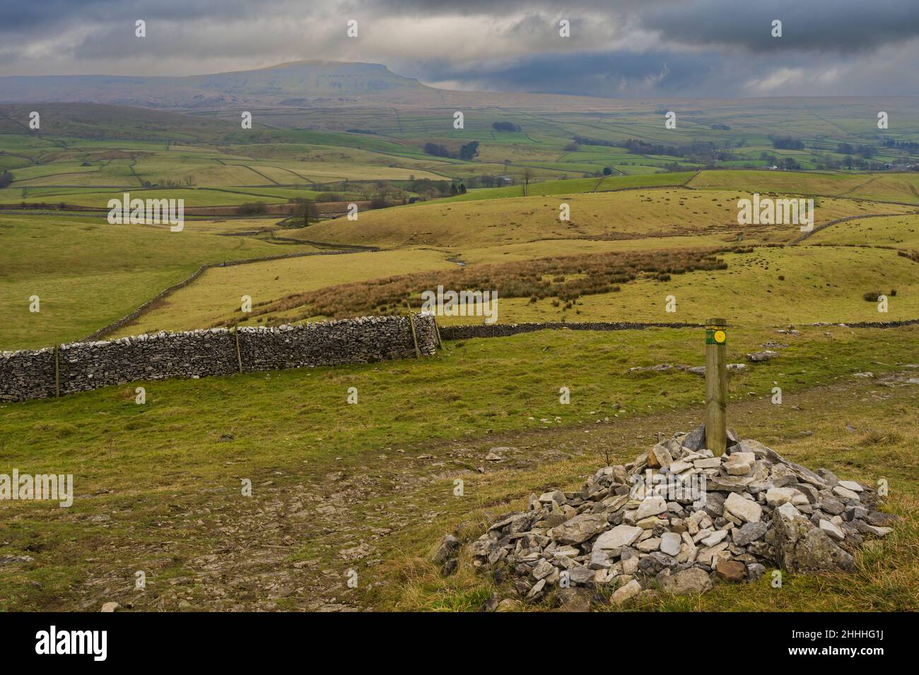 Spaziergang entlang der Pennine-Brücke und des Pennine Way von Horton in Ribblesdale in den Yorkshire Dales Stockfoto