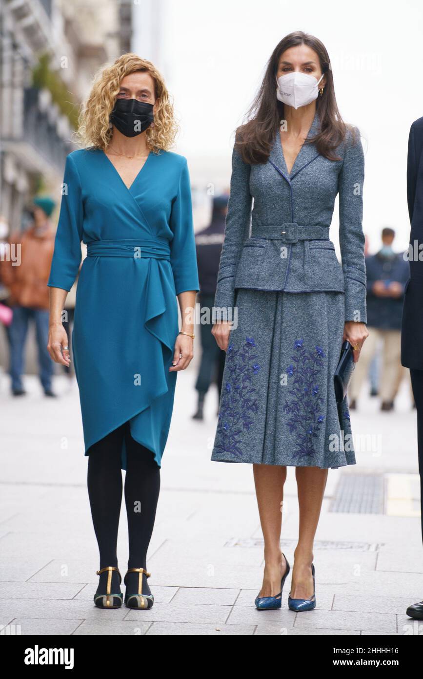 Madrid, Spanien. 24th Januar 2022. Der Präsident des Abgeordnetenkongresses, Meritxell Batet (L), und Königin Letizia von Spanien (R), nehmen an der Zeremonie der Ehrenmedaille der Königlichen Akademie der Schönen Künste von San Fernando 2021 in Madrid Teil. Kredit: SOPA Images Limited/Alamy Live Nachrichten Stockfoto