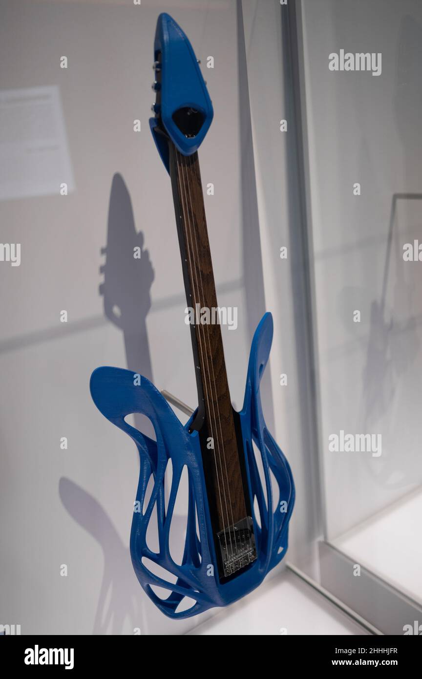 Hybrid Slide E-Gitarre von MONAD Studio. Print3D Reiseroute Ausstellung über die zahlreichen Verwendungen von 3D Druck, einschließlich Gesundheit, Mode und Co Stockfoto