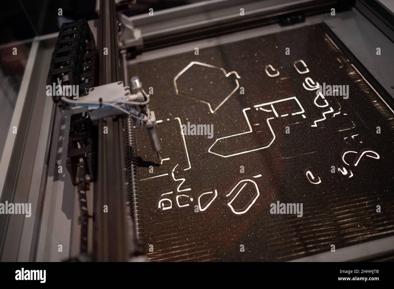 Maschine zum Zeichnen und Lernen über Dimensionen und zweidimensionales Arbeiten. Print3D Reiseroute Ausstellung über die zahlreichen Verwendungen von 3D Druck, in Stockfoto