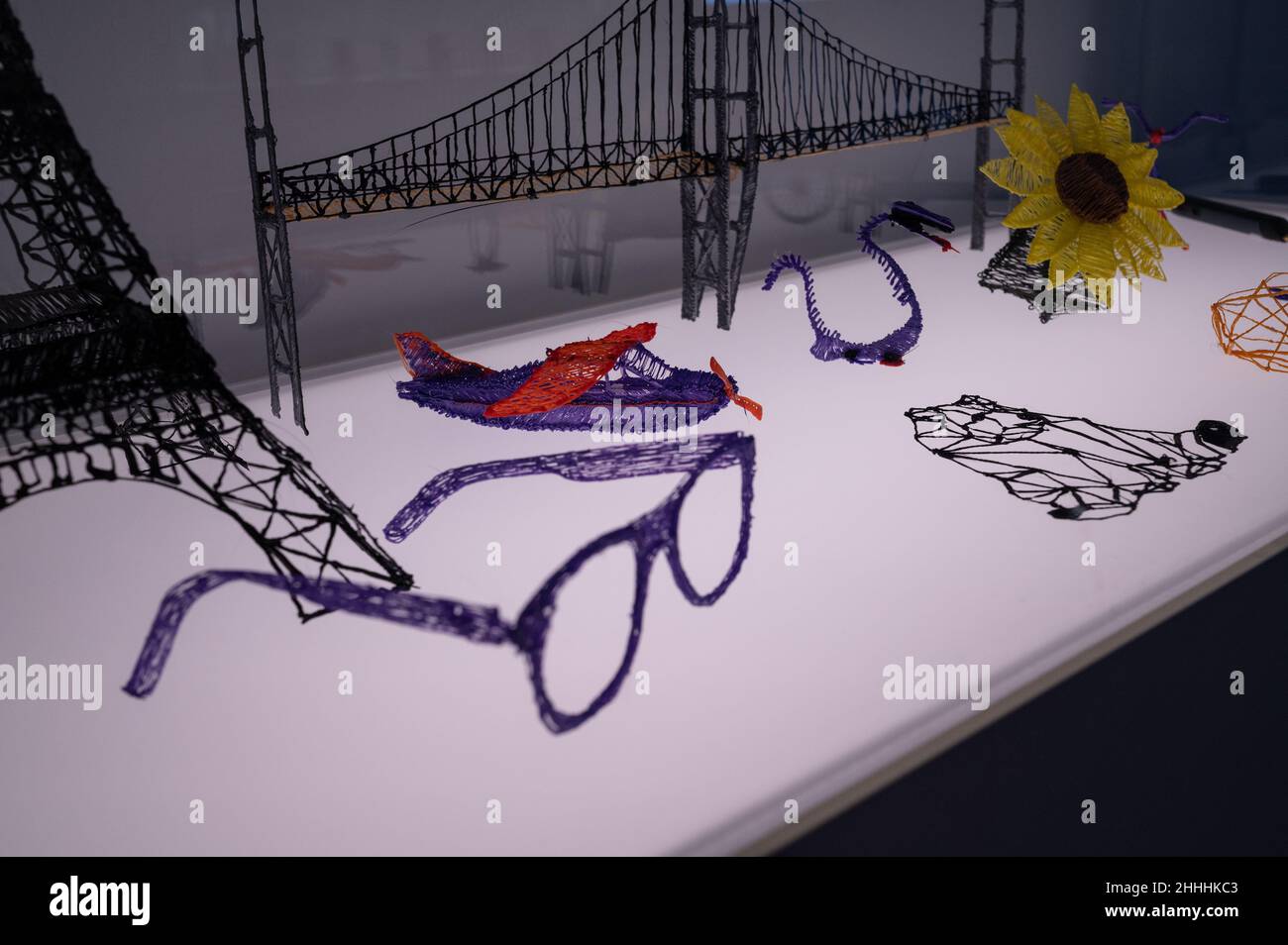 Künstlerische Werke mit einem Stift von 3D. Print3D Reiseroute Ausstellung über die zahlreichen Verwendungen von 3D Druck, einschließlich Gesundheit, Mode und Bau Stockfoto