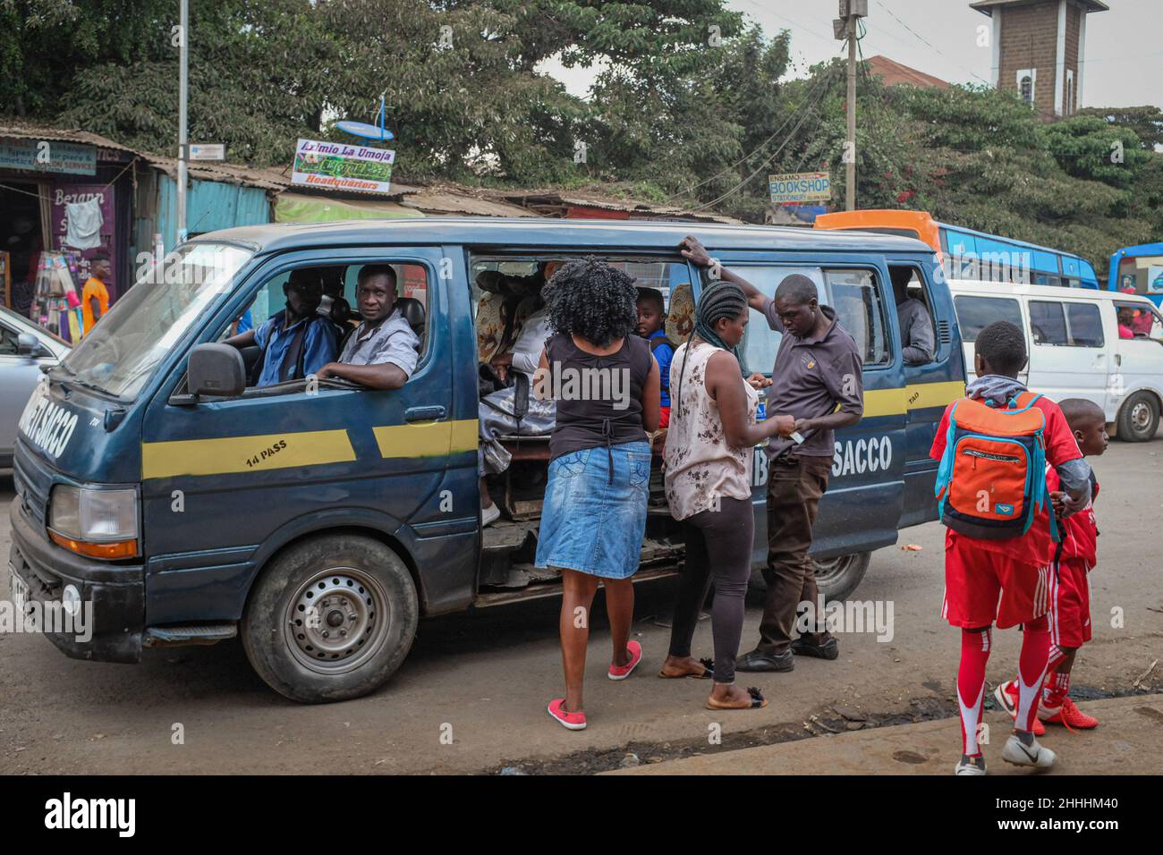 Passagiere sahen in Nairobi, Kenia, ein Fahrzeug des öffentlichen Dienstes besteigen. In einem Zuhause, in dem jeder im Allgemeinen freundlich und erfreut ist, Menschen aus anderen Teilen der Welt und anderen Teilen der Welt zu treffen, Das Leben ist ein wenig überraschend, da die Gemeinschaft trotz der hohen Armutsrate und des Mangels an Arbeitsplätzen extrem glücklich ist. Eine Lebensader der Menschen, die in den Slums in den armen Wohnstrukturen leben, hängen stark von einkommensschwachen Arbeitsplätzen ab, um ihren täglichen Bedarf zu decken, und das ist nur möglich, wenn Einheimische aus verschiedenen Teilen der Gemeinde sich zusammenschließen, um neue zu schaffen Stockfoto