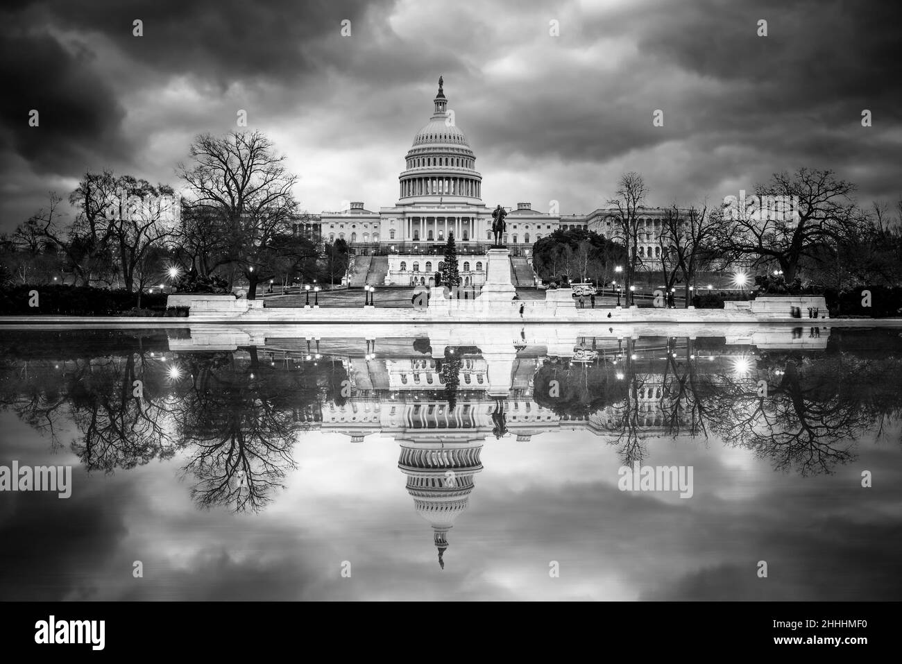 Blick auf das Kapitolgebäude der Vereinigten Staaten in Schwarz und Weiß mit Reflexen und Wolken Stockfoto
