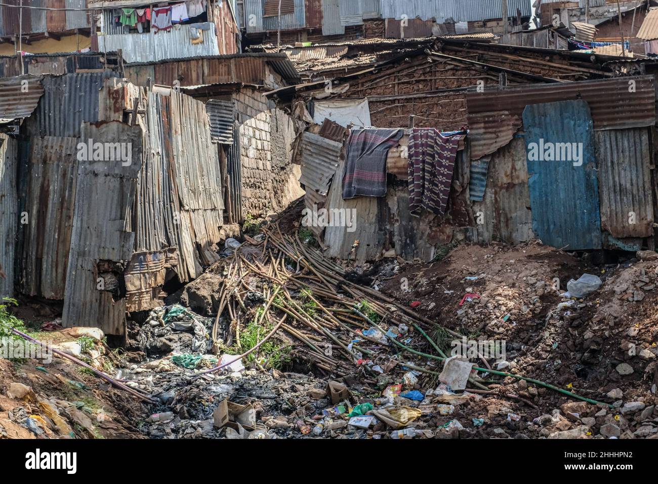 Nairobi, Kenia. 14th Januar 2022. Ein Netz von Wasserleitungen, die die Anwohner mit Wasser versorgen, durchläuft die Mülldeponien in den Slums von Kibera, Nairobi.in einem Haus, in dem alle Menschen im Allgemeinen freundlich und erfreut sind, Menschen aus anderen Teilen der Welt und anderen Teilen der Welt zu treffen, Das Leben ist ein wenig überraschend, da die Gemeinschaft trotz der hohen Armutsrate und des Mangels an Arbeitsplätzen extrem glücklich ist. Eine Lebensader der Menschen, die in den Slums in den armen Wohnstrukturen leben, sind in hohem Maße von einkommensschwachen Arbeitsplätzen abhängig, um ihren täglichen Bedarf zu decken, und das ist nur möglich Stockfoto