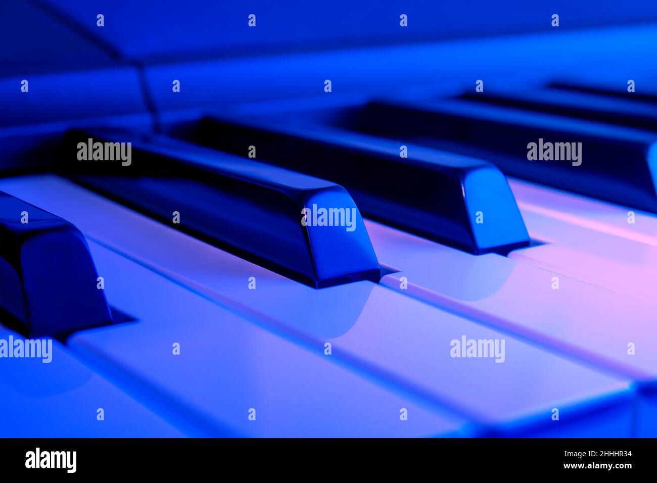 Digitale Klaviertastatur in dunkelblauem Farbton Stockfoto