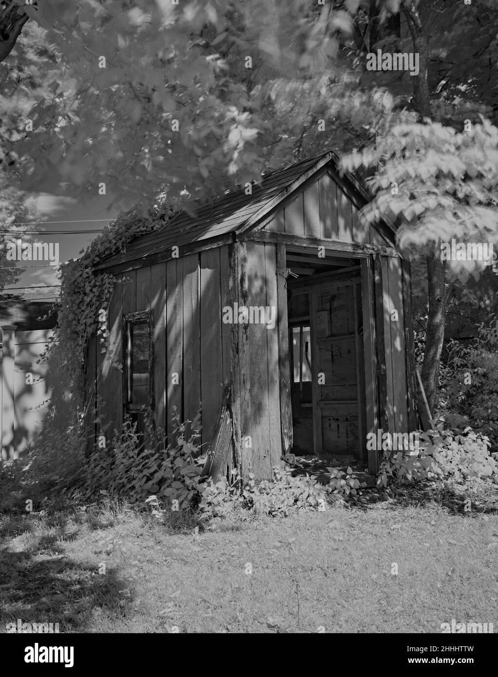 Ein niedliches kleines altes Dienstprogramm oder Lagerhaus. Fotografiert in Schwarz-Weiß und Infrarot. Gelegen in Ridgefield, New Jersey, USA. Stockfoto