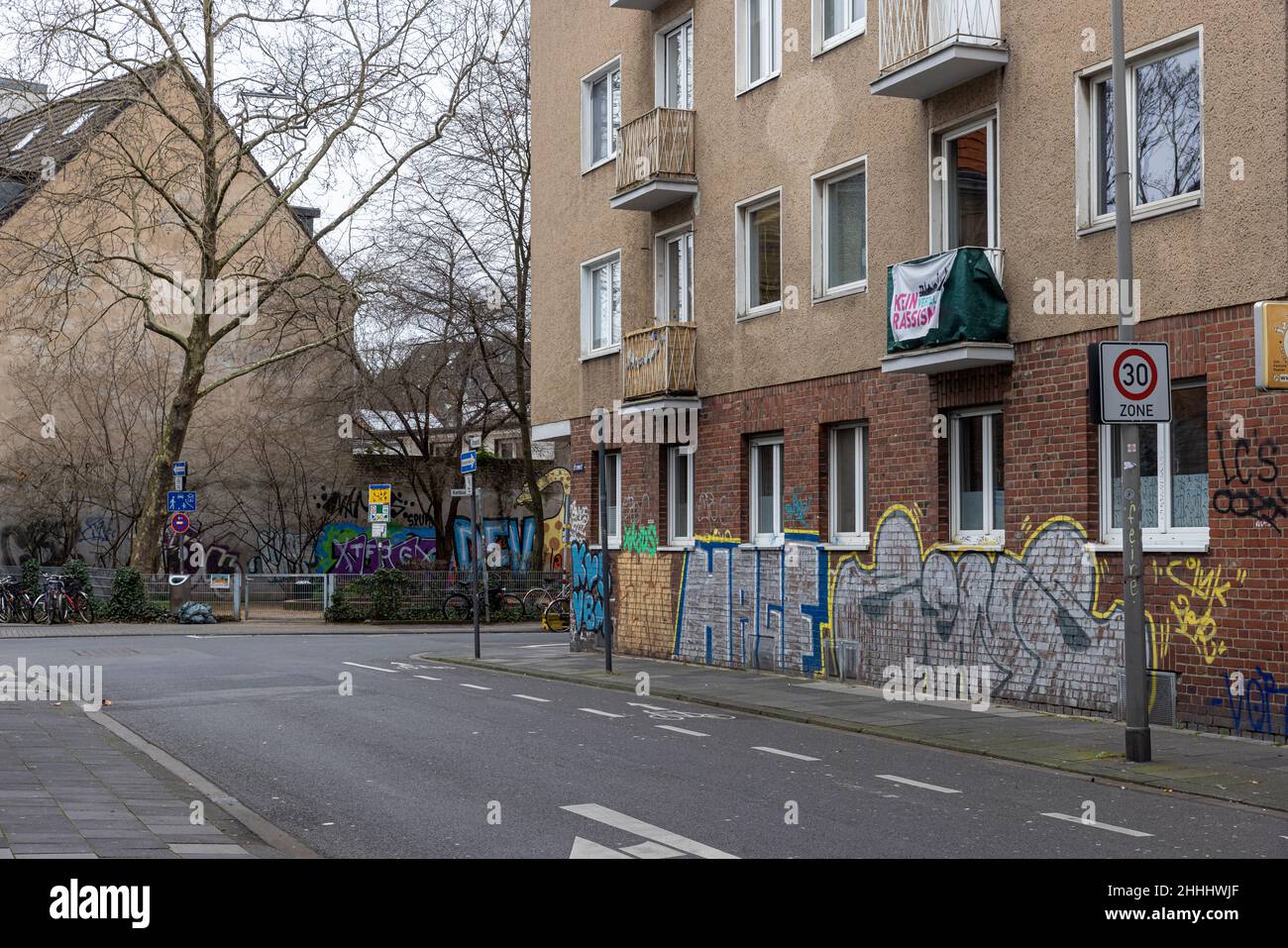 Wohngebäude in der Innenstadt von Köln, in dem zufällig Menschen durch die Straßen laufen Stockfoto