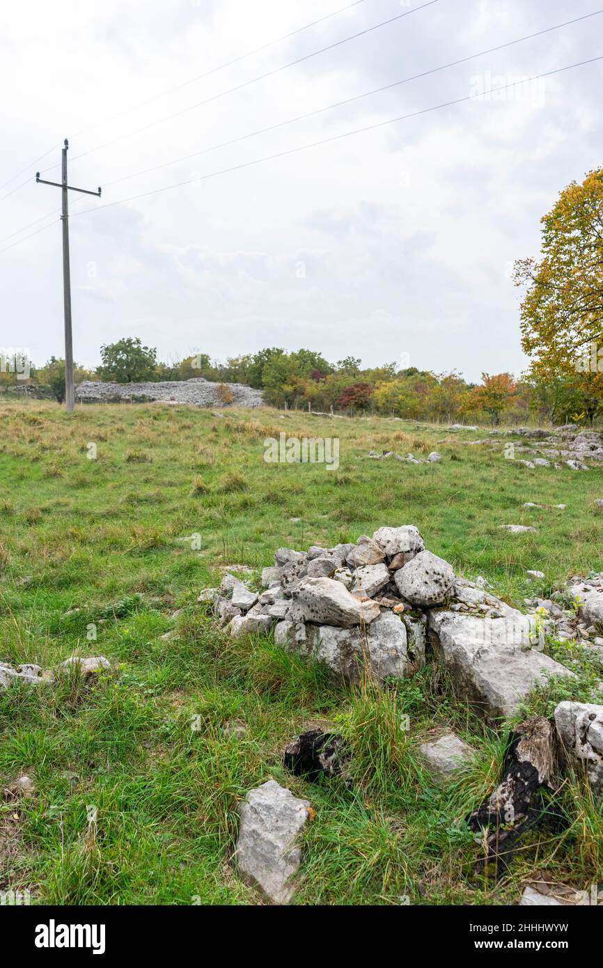Vor allem die Mauern eines alten Hügels, Stadt eines prähistorischen Stammes, die dieses Gebiet vor etwa 3 bis 4 tausend Jahren bewohnt. Stockfoto