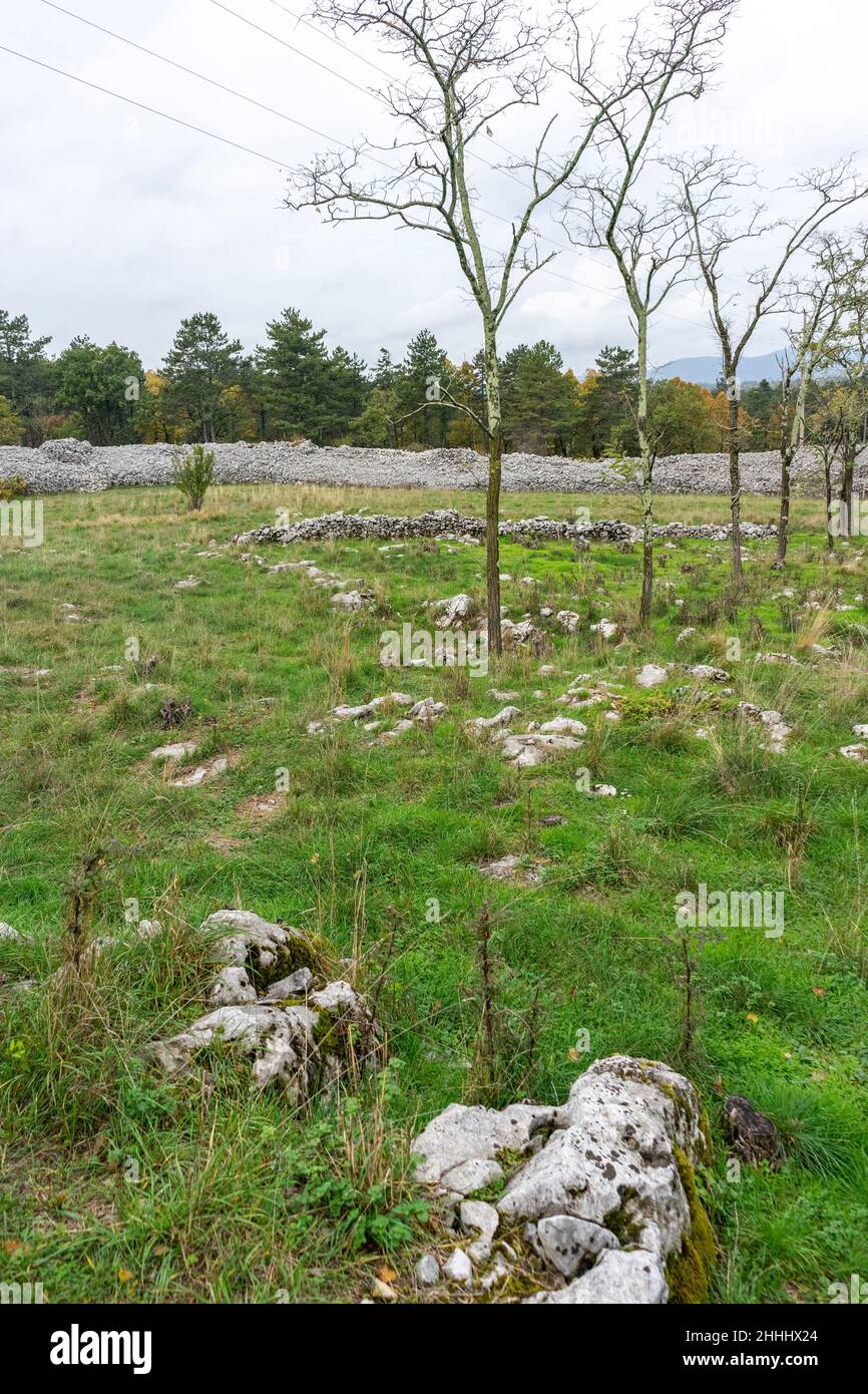 Vor allem die Mauern eines alten Hügels, Stadt eines prähistorischen Stammes, die dieses Gebiet vor etwa 3 bis 4 tausend Jahren bewohnt. Stockfoto