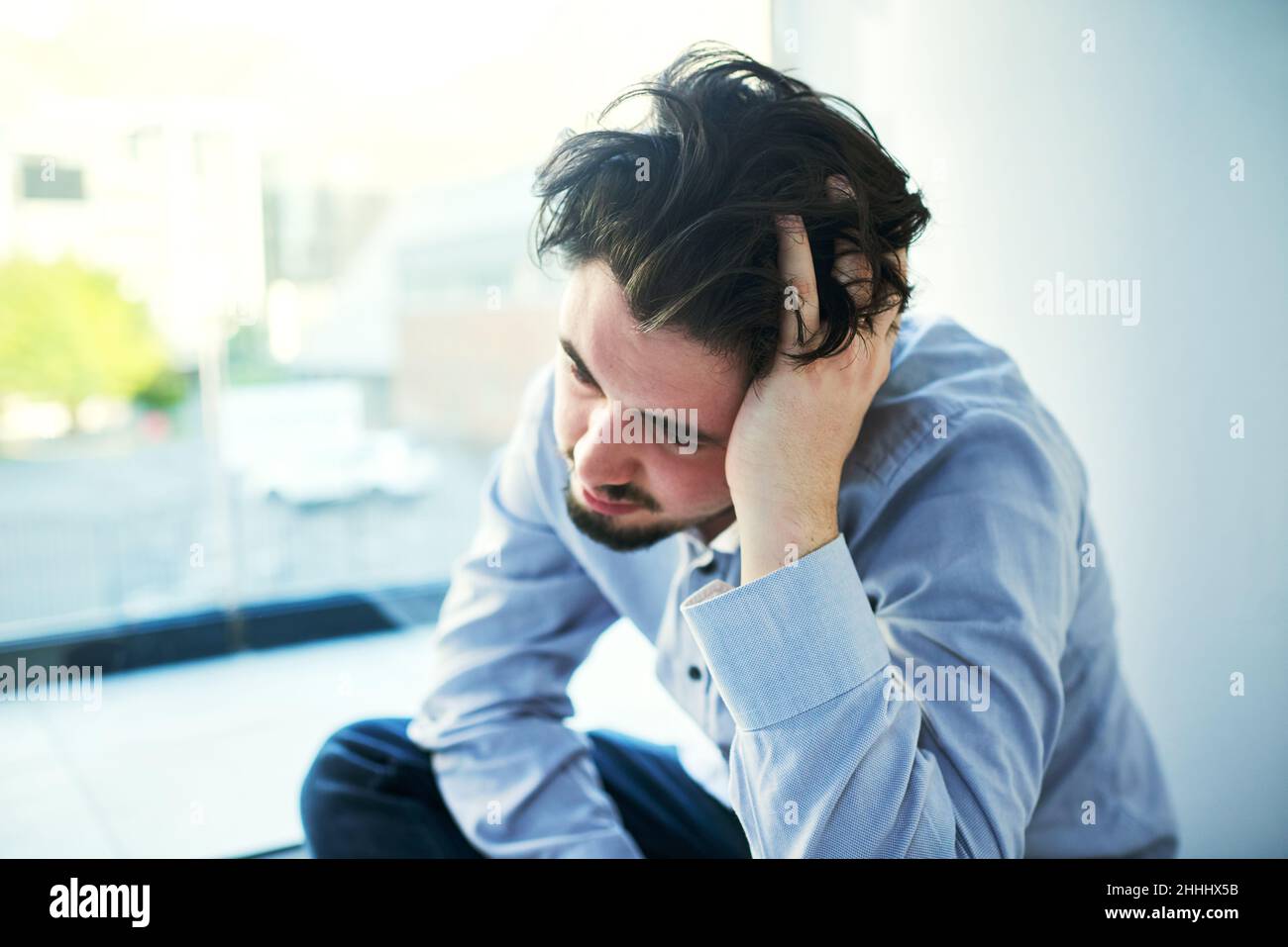 Gefangen gehalten von seinem Bewusstsein. Aufnahme eines jungen Mannes, der an einem Nervenzusammenbruch leidet. Stockfoto
