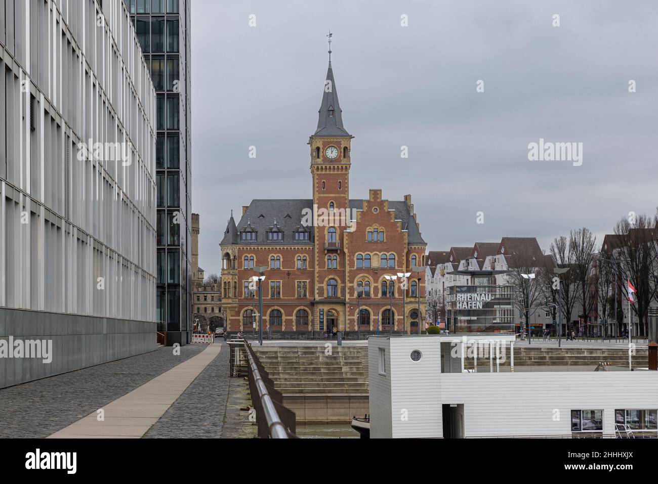 Historisches Gebäude inmitten moderner Architektur im Kölner Rheinau-Viertel Stockfoto